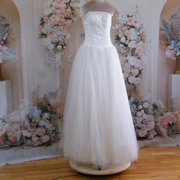 Satin and Tulle wedding dress with rhinestones Size 00 - Picture 1 of 6